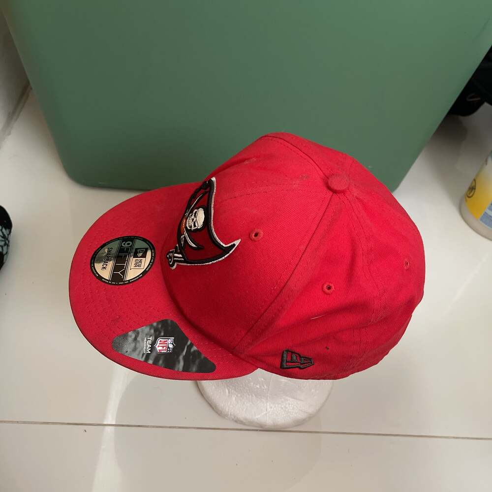 New Era Tampa Bay Buccaneers 9FIFTY Snapback Hat Red NFL Team Headwear - Picture 4 of 5